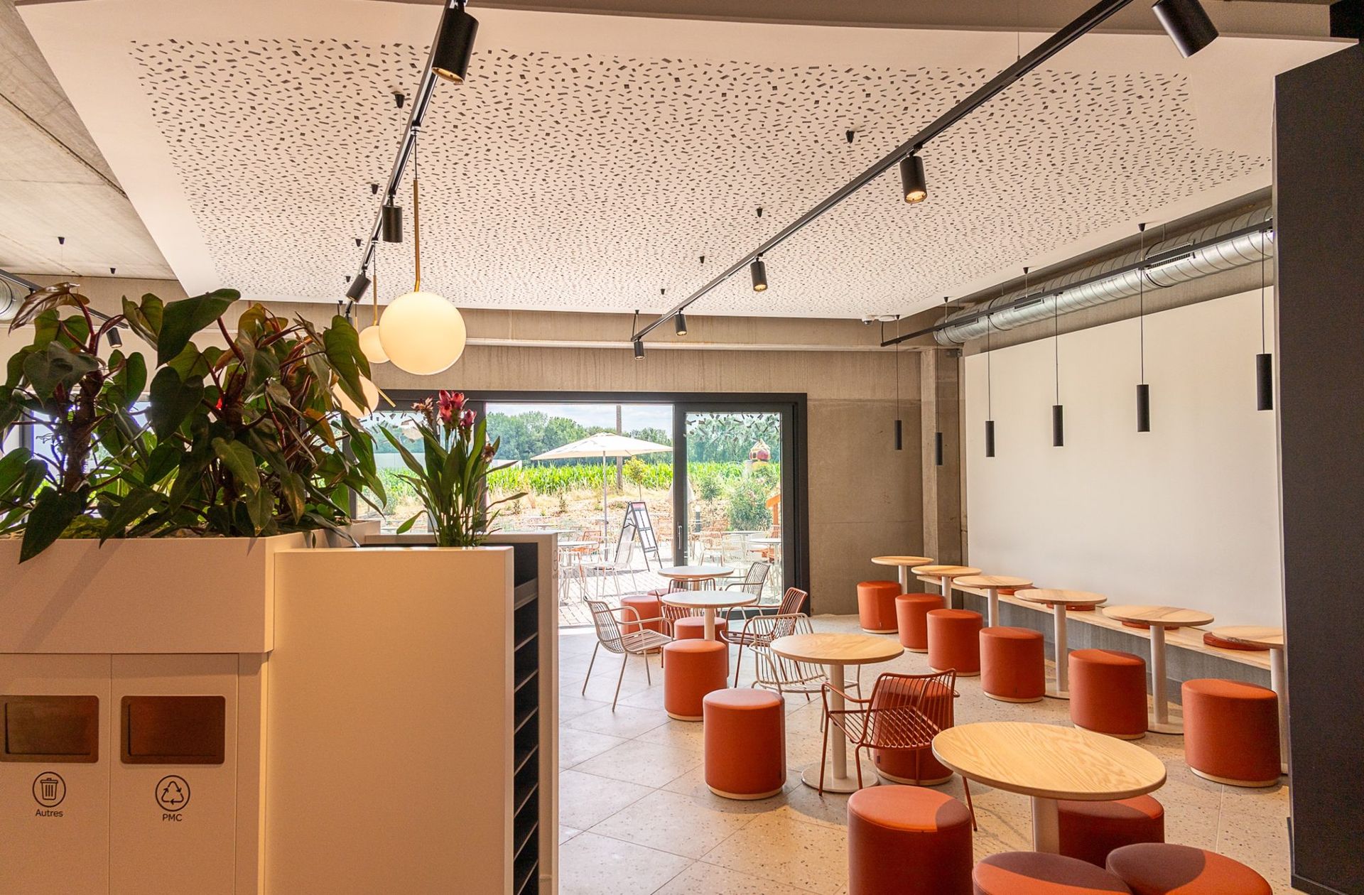 le salon de Saint-Georges, tables dressées, lumière d'après-midi