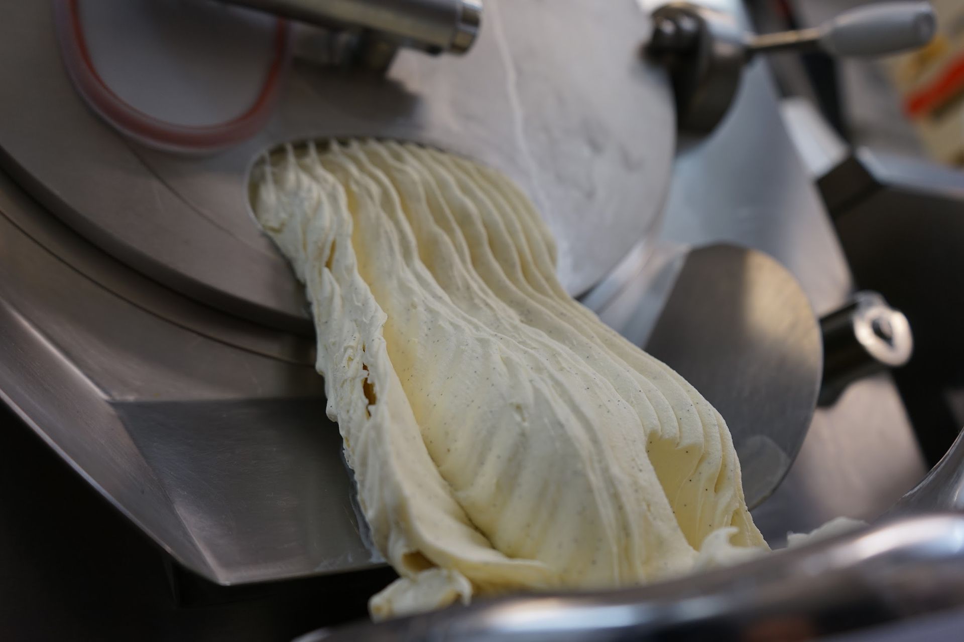La glace qui sort de la turbine, à l'atelier de Pousset