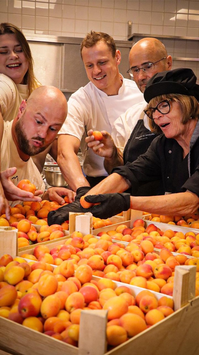 La famille Avalanche de Saveurs trie les abricots à l'atelier de Pousset